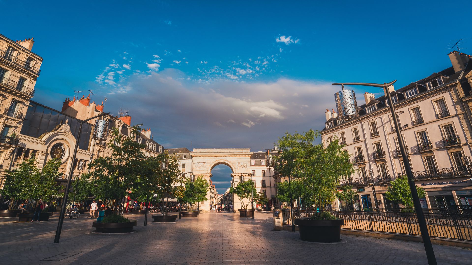 Façades dijonnaises au crépuscule, patrimoine architectural et arcades